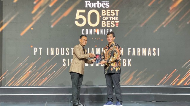 Manager Marketing Sido Muncul Mario Hidayat (kanan) menerima penghargaan The Best 50 Public Listed Companies 2022 dari Forbes Indonesia di Jakarta, Kamis (10/11/22). Foto: Sido Muncul