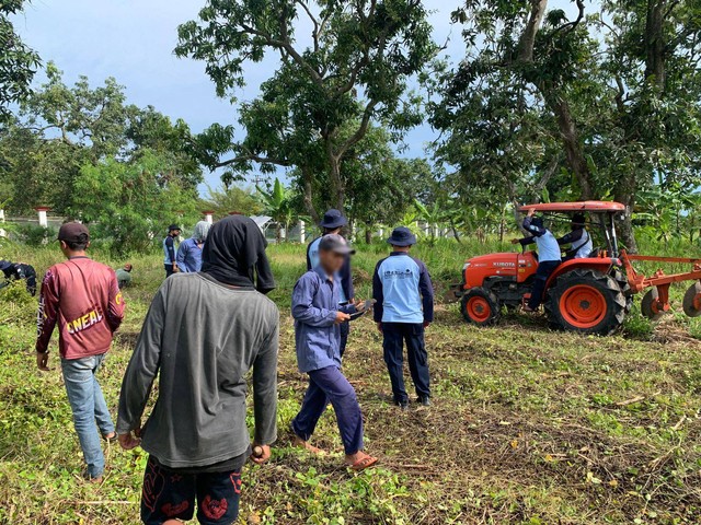 Persiapan tanam, Petugas dan WBP Lapas Terbuka Kendal bersihkan lahan - Foto Lapas Terbuka Kendal