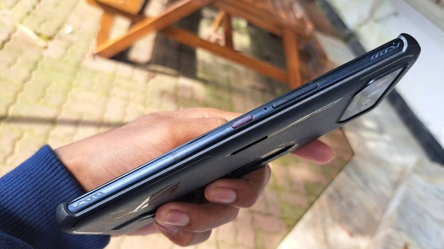 AirTrigger di sisi kanan Asus ROG Phone 6 untuk tombol tambahan bermain game. Foto: Rian Ramadhan/kumparan
