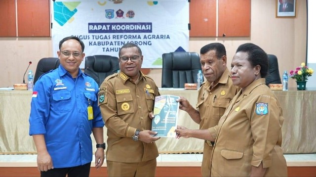 Pj Bupati Sorong menerima dokumen agraria dari OPD terkait