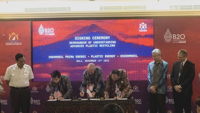 Kolaborasi ExxonMobil, PT Indomobil Prima Energi, dan Plastic Energy untuk Mengakselerasi Tata Kelola Sampah Plastik di Indonesia. Foto: Dok. ExxonMobil