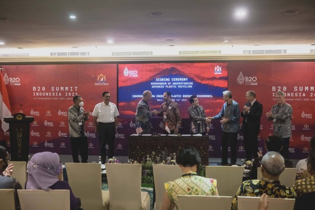 Kolaborasi ExxonMobil, PT Indomobil Prima Energi, dan Plastic Energy untuk Mengakselerasi Tata Kelola Sampah Plastik di Indonesia. Foto: Dok. ExxonMobil