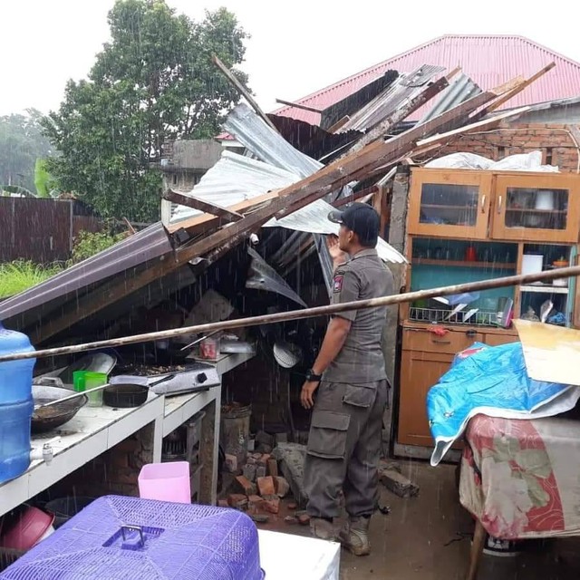 Kondisi rumah warga di Kota Padang setelah dilanda angin puting beliung, Rabu (16/11/2022). Dokumentasi: Humas Satpol PP Kota Padang