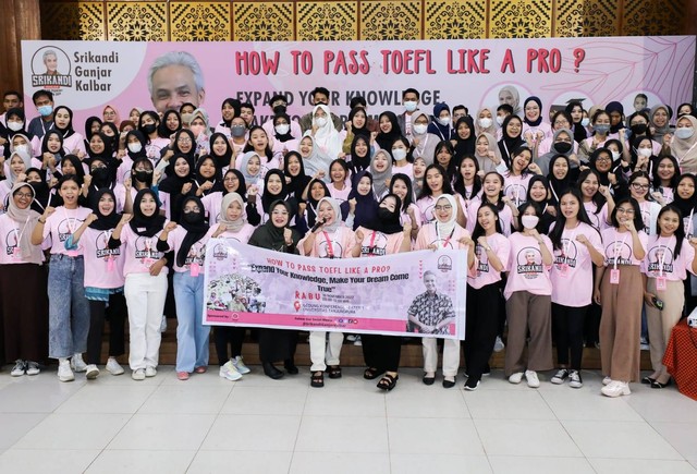 Relawan Srikandi Ganjar Provinsi Kalimantan Barat melakukan pelatihan TOEFL kepada ribuan mahasiswi. Foto: Dok. Istimewa