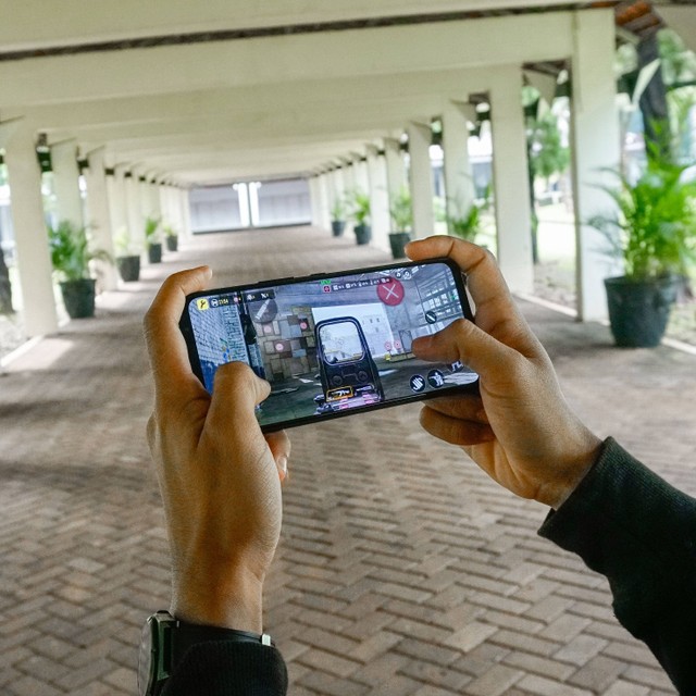 Asus ROG Phone 6 dilengkapi banyak fitur pendukung game, seperti AirTrigger dan Game Genie yang memaksimalkan pengalaman bermain game. Foto: Rian Ramadhan/kumparan