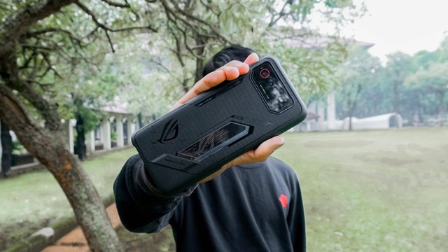 Asus ROG Phone 6. Foto: Rian Ramadhan/kumparan