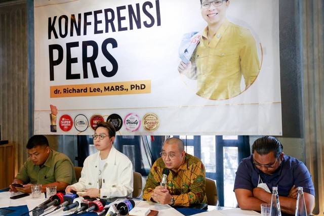Dokter Richard Lee bersama kuasa hukum menggelar konferensi pers. Foto: Ronny