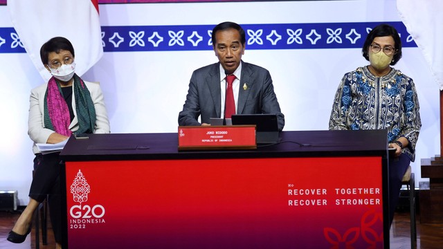 Presiden Joko Widodo (tengah) didampingi Menteri Luar Negeri Retno Marsudi (kiri) dan Menteri Keuangan Sri Mulyani (kanan) menyampaikan hasil KTT G20 kepada wartawan di Media Center, BICC, Nusa Dua, Kabupaten Badung, Bali, Rabu (16/11/2022). Foto: Aditya Pradana Putra/Antara Foto