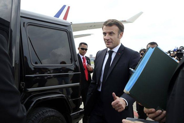 Presiden Prancis Emmanuel Macron Mendarat di Bali. Setibanya di Bali, Emmanuel Macron dijemput Mercedes-Benz G-Class. Foto: Firdia Lisnawati/AP