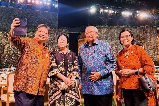 Menko Airlangga Hartarto, Puan Maharani, Presiden ke-6 RI Susilo Bambang Yudhoyono dan Menkeu Sri Mulyani berfoto bersama di Gala Dinner G20, Selasa (15/11).  Foto: Dok. Puan Maharani