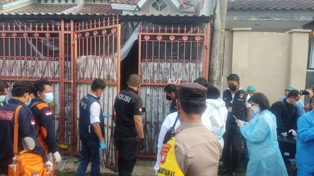 Polisi olah TKP lanjutan rumah keluarga yang tewas di Kalideres, Jakarta Barat, Rabu (16/11). Foto: Jonathan Devin/kumparan