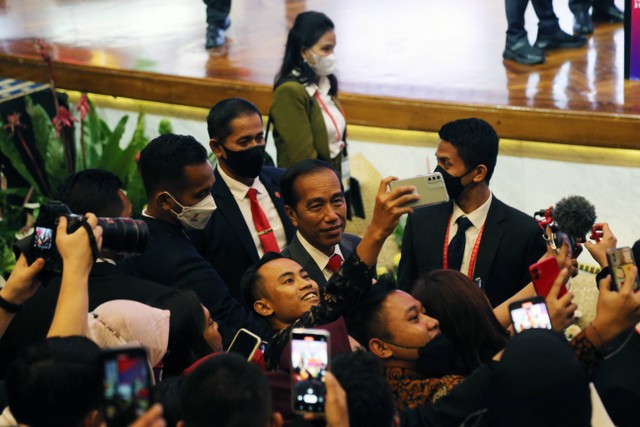 Presiden Joko Widodo selfie dengan sejumlah wartawan usai adakan konfrensi pres terkait KTT G20 di Bali, Rabu (16/11).  Foto: Aditia Noviansyah/kumparan