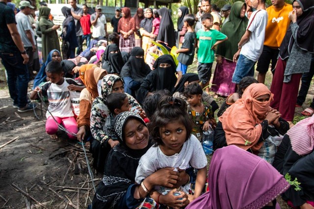 Para pengungsi Rohingya yang terdampar di kawasan Bluka Teubai, Dewantara, Aceh Utara. Foto: Zikri M untuk acehkini 