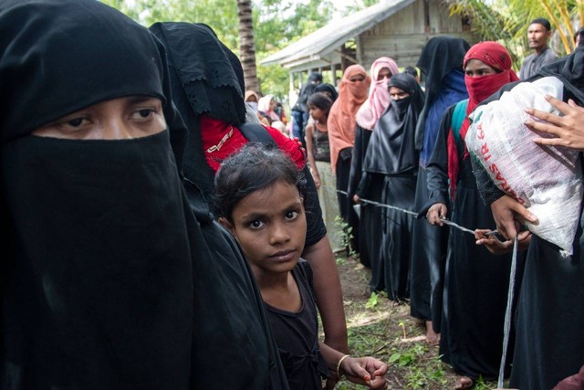 Perempuan dan anak pengungsi Rohingya yang terdampar di Aceh Utara, Rabu (16/11/2022). Foto: Zikri M untuk acehkini
