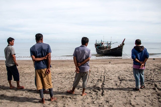 Warga memperhatikan kapal kayu yang membawa mereka ke Aceh. Foto: Zikri M untuk acehkini  