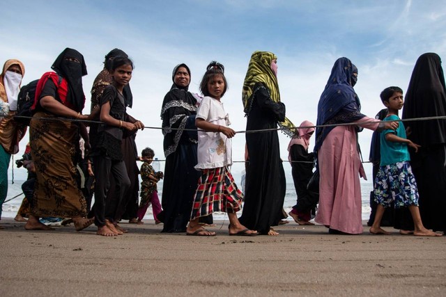 Perempuan dan anak pengungsi Rohingya, Rabu (16/11/2022). Foto: Zikri M untuk acehkini  
