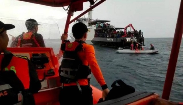Proses Evakuasi Ratusan Penumpang Kapal Mutiara Timur I yang Terbakar di Bali
