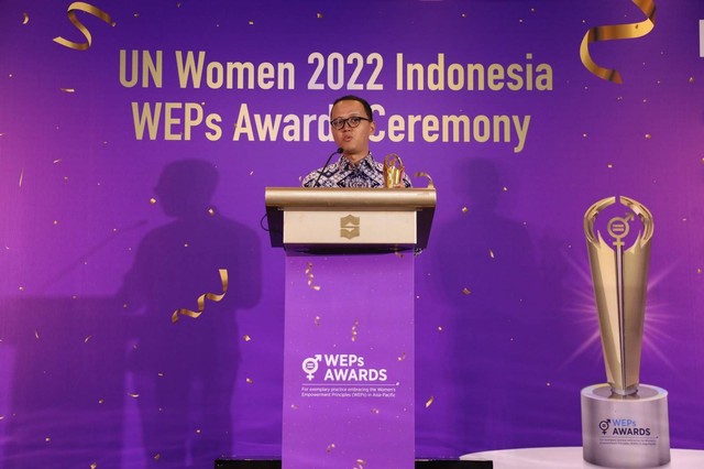 Aria Widyanto selaku Chief Risk and Sustainability Officer Amartha menerima penghargaan WEPs Awards 2022 di Jakarta (4/11/2022)