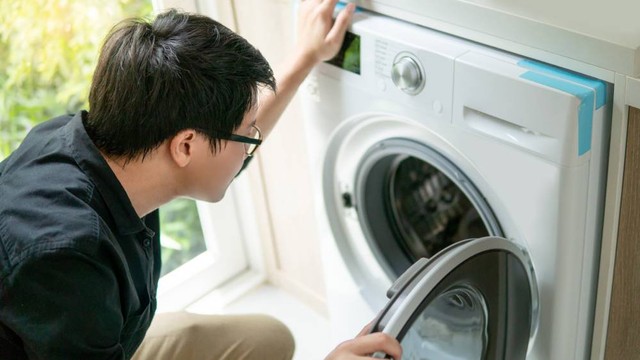 Ada banyak produk mesin cuci di pasaran, tapi mana yang paling cocok untuk kamu? Temukan di sini! Foto: Shutterstock