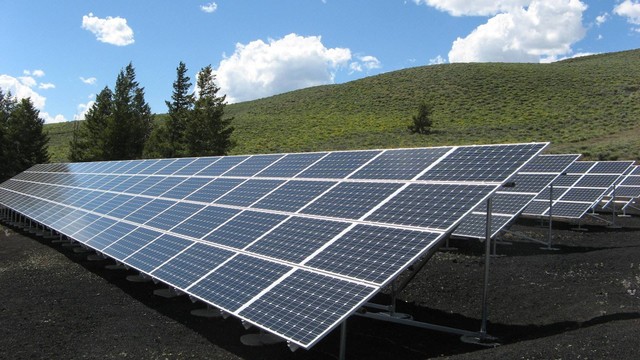 Salah satu contoh panel surya untuk listrik sebagai salah satu proyek energi terbarukan. Sumber: https://www.pexels.com/search/sustainable/