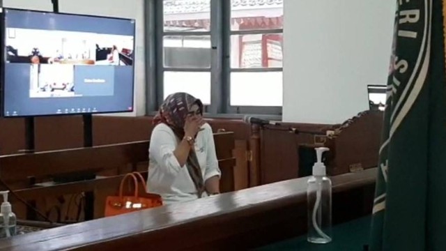 Terdakwa kasus ancaman SMS, Retnowati Rusdiana menangis saat ditanya hakim, Rabu (16/11/2022). FOTO: Agung Santoso
