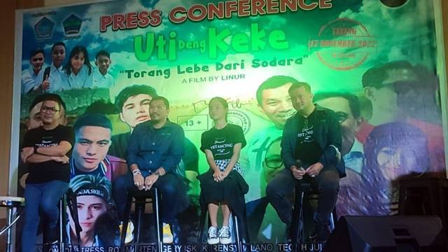 Konferensi yang digelar terkait film Uti dan Keke yang akan tayang Kamis (17/11). Mongol Stres menjadi salah satu artis pendukung di film yang menampilkan tentang persahabatan Minahasa dan Gorontalo ini.