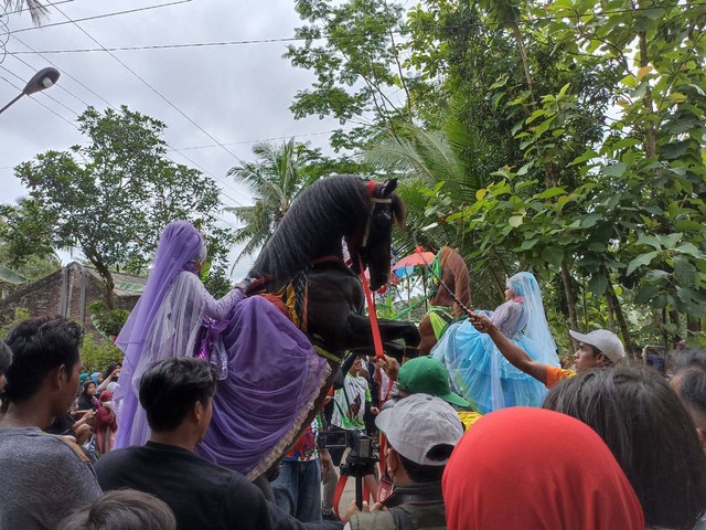 Tradisi arak-arakan berkuda di Desa Jono, Kecamatan Bayan, Purworejo, Jawa Tengah. Foto: Lulua Lutfatul Latifah/kumparan.com