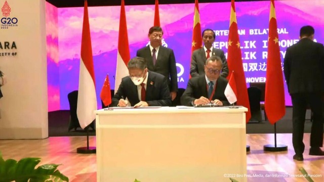 Penandatanganan persetujuan perluasan dan pendalaman kerja sama bilateral ekonomi dan perdagangan lebih lanjut antara Indonesia dan Tiongkok di sela-sela KTT G20, Rabu (16/11). Foto: Kemendag RI