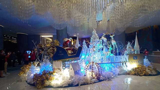 Ornamen Kutub Utara yang dihadirkan Vasa Hotel Surabaya menyambut perayaan Natal. Foto-foto: Masruroh/Basra