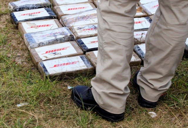 Petugas Badan Teknis Investigasi Kriminal Honduras memusnahkan paket berisi kokain di Tegucigalpa, Honduras, Rabu (16/11/2022). Foto: Fredy Rodriguez/Reuters