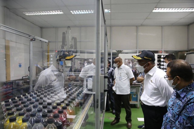 Menko PMK Muhadjir Effendy Saat Kunjungi Perusahaan Tekstil dan Alas Kaki di Jawa Barat, Rabu (16/11/2022). Foto: Dok. Humas Kemenko PMK