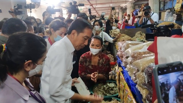 Jokowi di Pasar Badung, Bali. Foto: Denita BR Matondang/kumparan