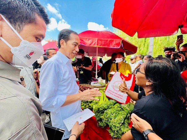 Jokowi blusukan ke Pasar Badung Bali. Foto: Laily Rachev/Biro Pers Sekretariat Presiden