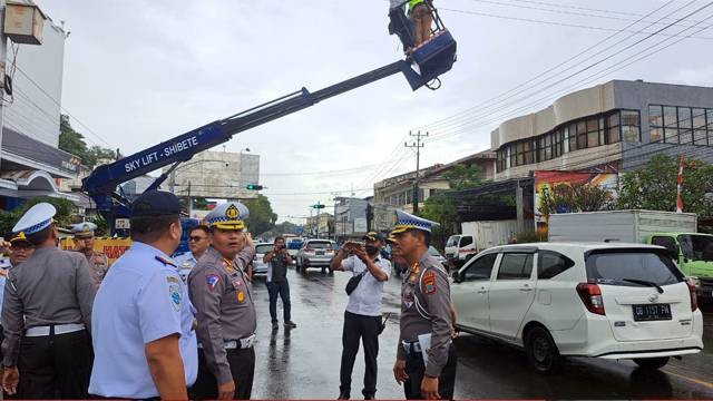 Ditlantas Polda Sulawesi Utara bersama dengan sejumlah pihak terkait saat melakukan peninjauan lokasi titik pemasangan kamera ETLE terbaru di Kota Manado.