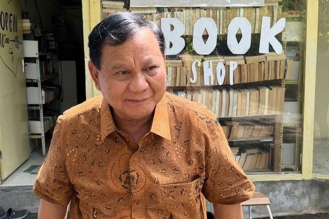 Menhan Prabowo Subianto Sempatkan Berburu Buku Lawas di Sela KTT G20 Bali. Foto: Instagram/@prabowo