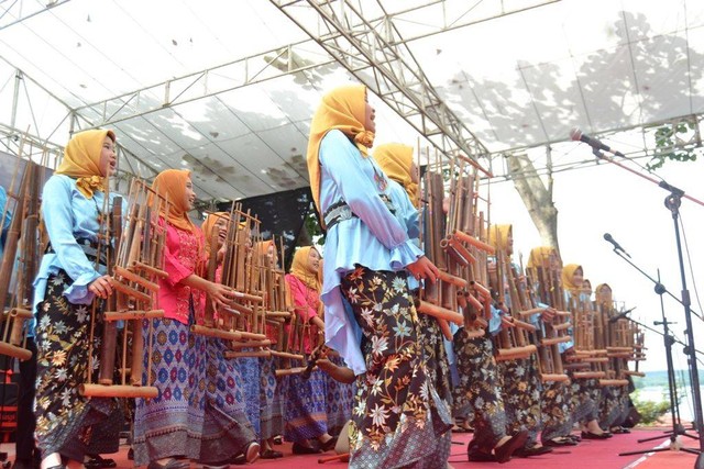 Ilustrasi pementasan musik Angklung di Kabupaten Kuningan, Jawa Barat. (Dok. Ciremaitoday)