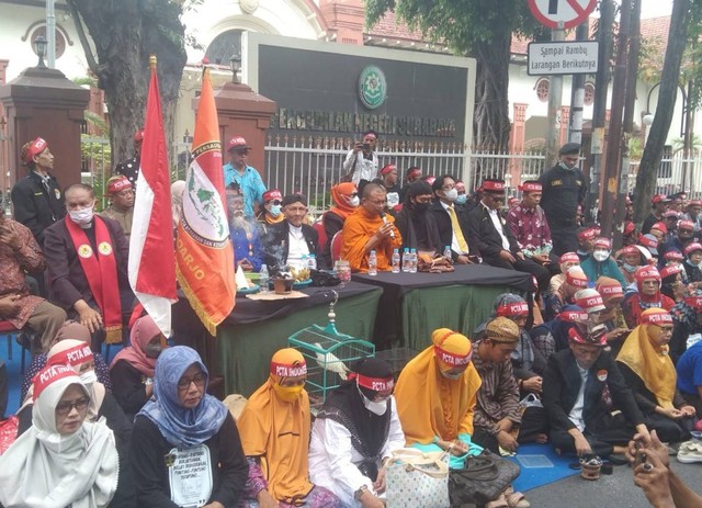 Minta Mas Bechi Dibebaskan, Ribuan Orang Doa Bersama di Depan PN Surabaya (365018)