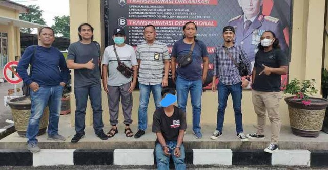 Polisi saat menangkap MD, seorang paman yang memerkosa keponakannya sendiri di Prabumulih. (ist)