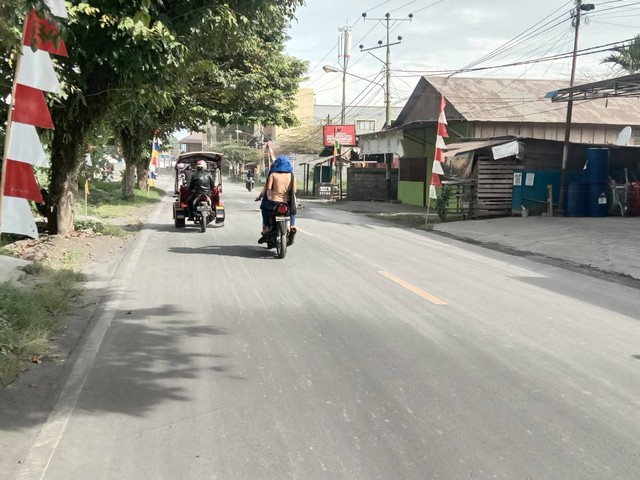 Jalan di Tobelo nampak diselemuti debu vulkanik. Foto: Istimewa