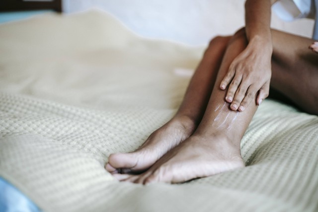 Koreng di kaki adalah masalah kulit yang bisa disebabkan oleh banyak faktor. Foto: Pexels.com