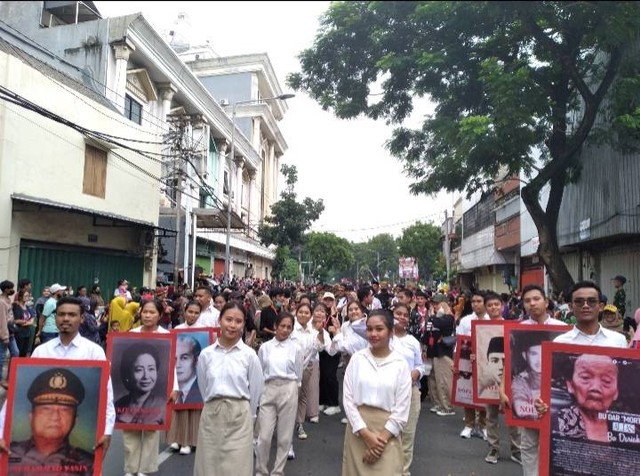 (Dokumentasi pribadi) Mahasiswa Pertukaran Universitas 17 Agustus 1945 Surabaya yang bertugas membawa foto pahlawan (6/11/2022)