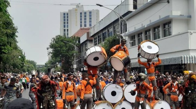 (Dokumentasi pribadi) Atraksi Drumband Polteknik Penerbangan di depan Hotel Majapahit (6/11/2022)