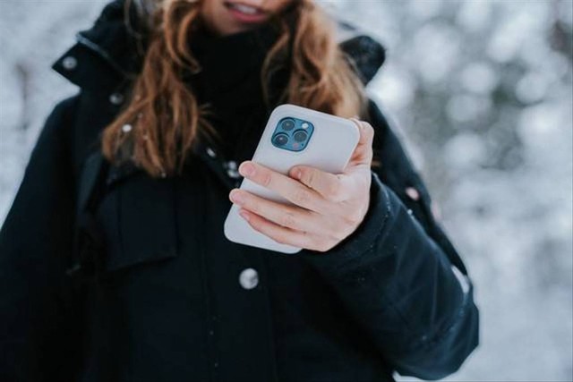 Ilustrasi pengguna iPhone aktivasi IMEI. Foto: Unsplash