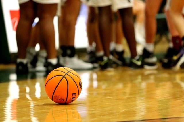 Ilustrasi bermain basket. Foto: Unsplash/Gene Gallin