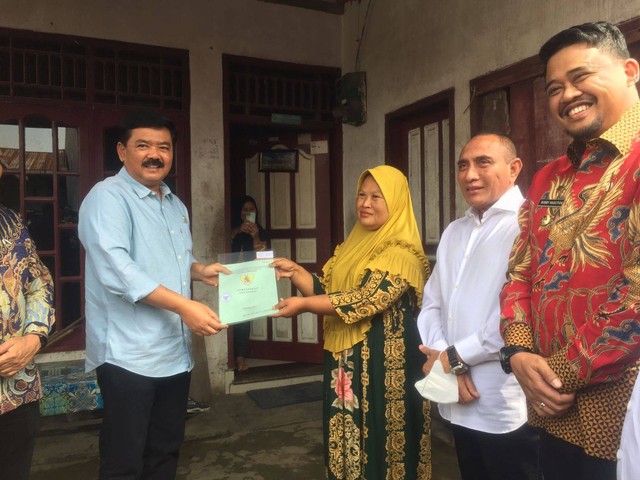 Menteri ATR/BPN Hadi Tjahjanto saat membagikan sertifikat tanah gratis di Kota Medan.
 Foto: Rahmat Utomo/kumparan
