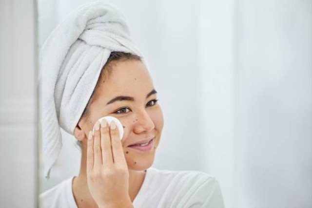 Ilustrasi perbedaan face tonic dan toner (Sumber: Pexels)