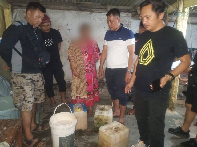 Polisi menyita miras ilegal. Foto: Dok Polisi