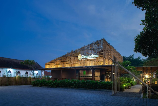 Srasadesa, tempat makan bernuansa pedesaan di Madiun dengan makanan spesial sego cumi hitam. Foto: Srasadesa.