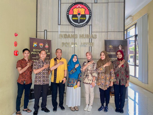 Sumber : Ade Nia Regita (Foto Bersama Bapak & Ibu Polisi Subbidang PID)