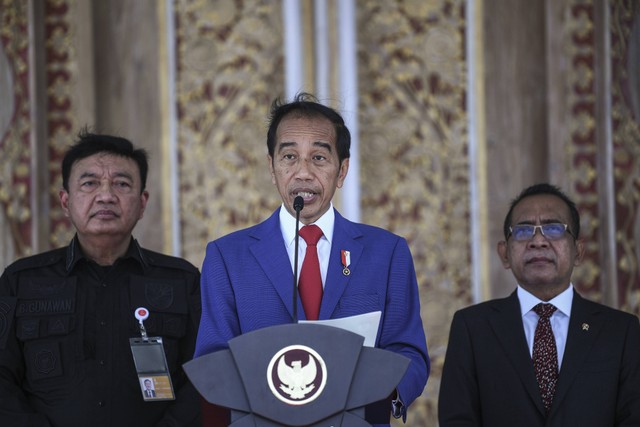 Presiden Joko Widodo (tengah) didampingi Mensesneg Pratikno (kanan) dam Kepala BIN Budi Gunawan (kiri) memberi keterangan pers di VVIP I Bandara I Gusti Ngurah Rai, Badung, Bali, Kamis (17/11/2022).  Foto: M Risyal Hidayat/ANTARA FOTO